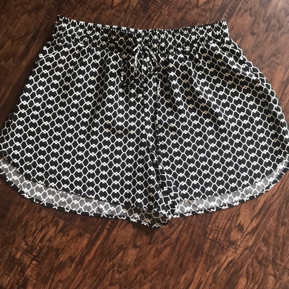 Black and white flowy shorts - Picture 1 of 3